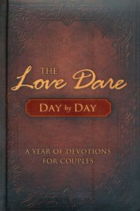 The Love Dare Day by Day (Devotions For Couples), HC-US